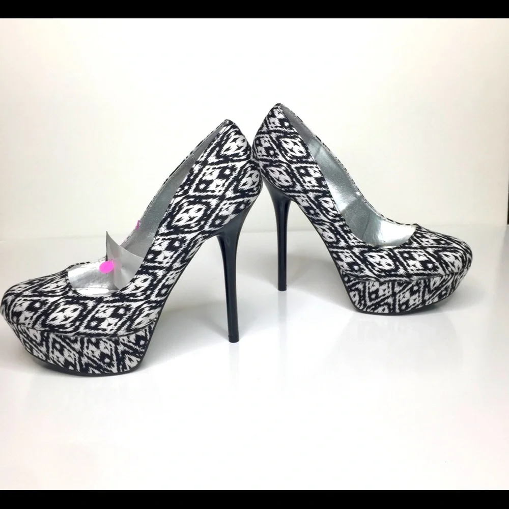 Qupid Black & White Ikat Pattern Platform Stiletto Heel Shoes Size 7